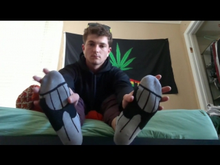 guy takes off sneakers and socks [gallery feet 18 ]